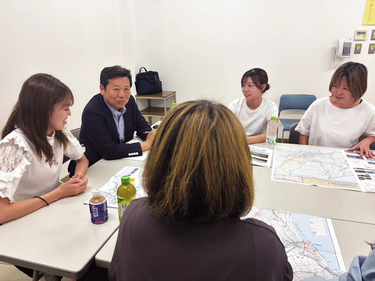 地図を広げて、まちの課題を話し合う。