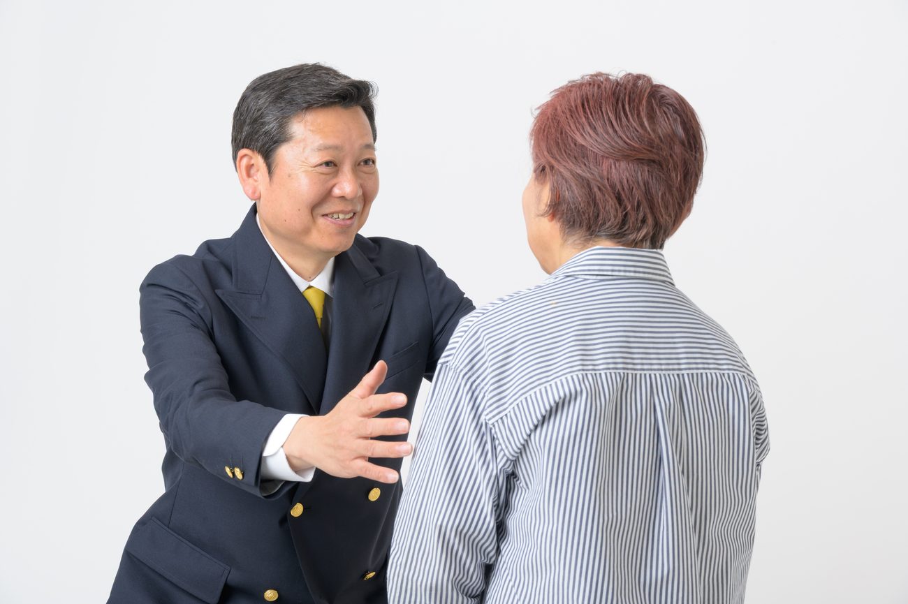 住民の方と語り合う井川ひとし（井川 斉）